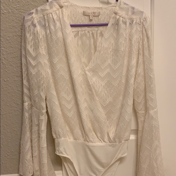 WAYF ❤️ chevron metallic bell sleeve blouse - Picture 2 of 7